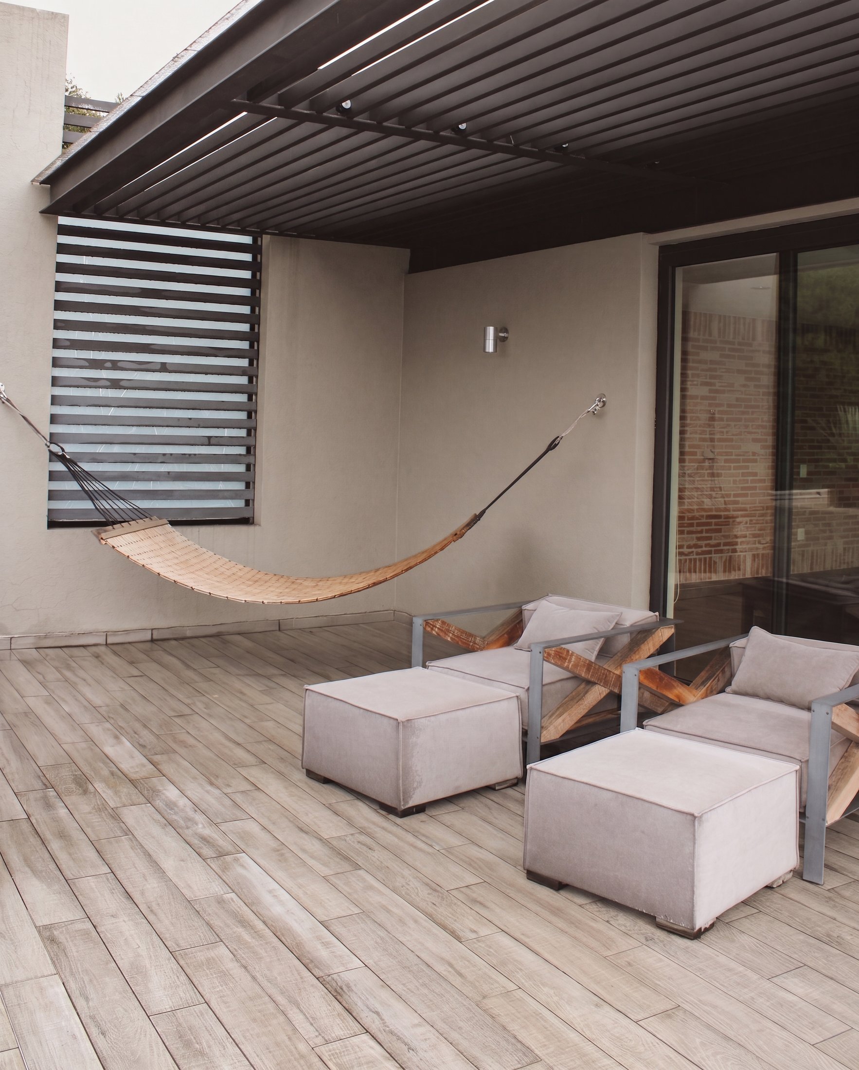 Terraza con pérgola y hamaca