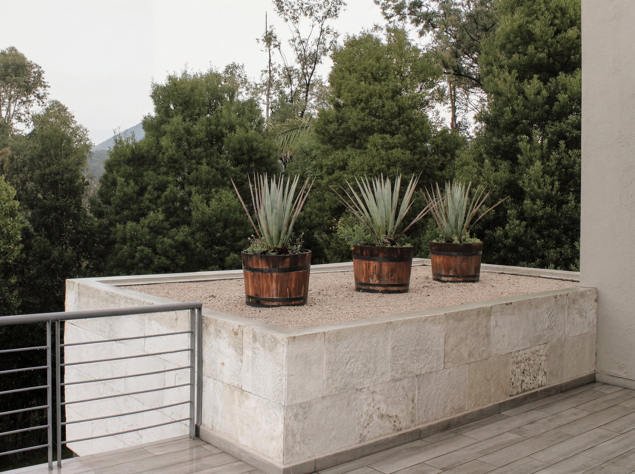 Jardinera de piedra con agaves