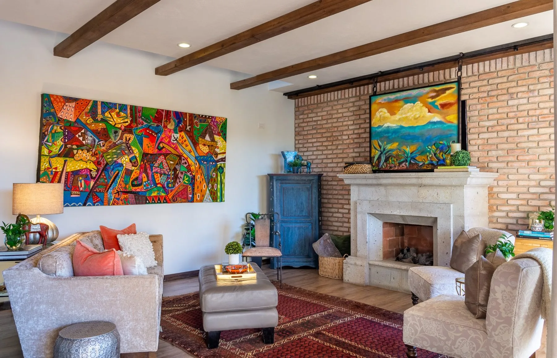 Sala principal con chimenea de cantera