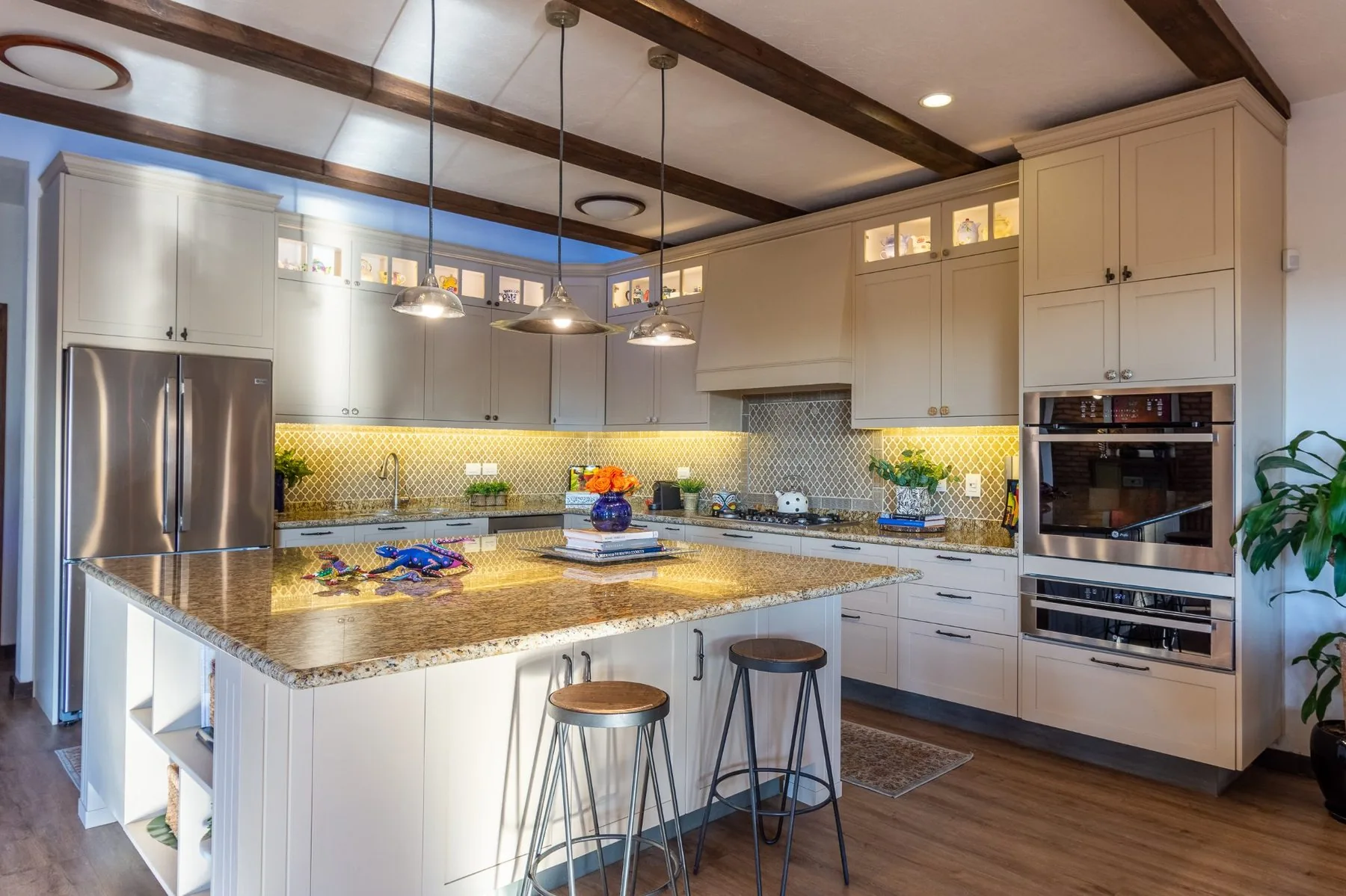 Cocina con isla de granito